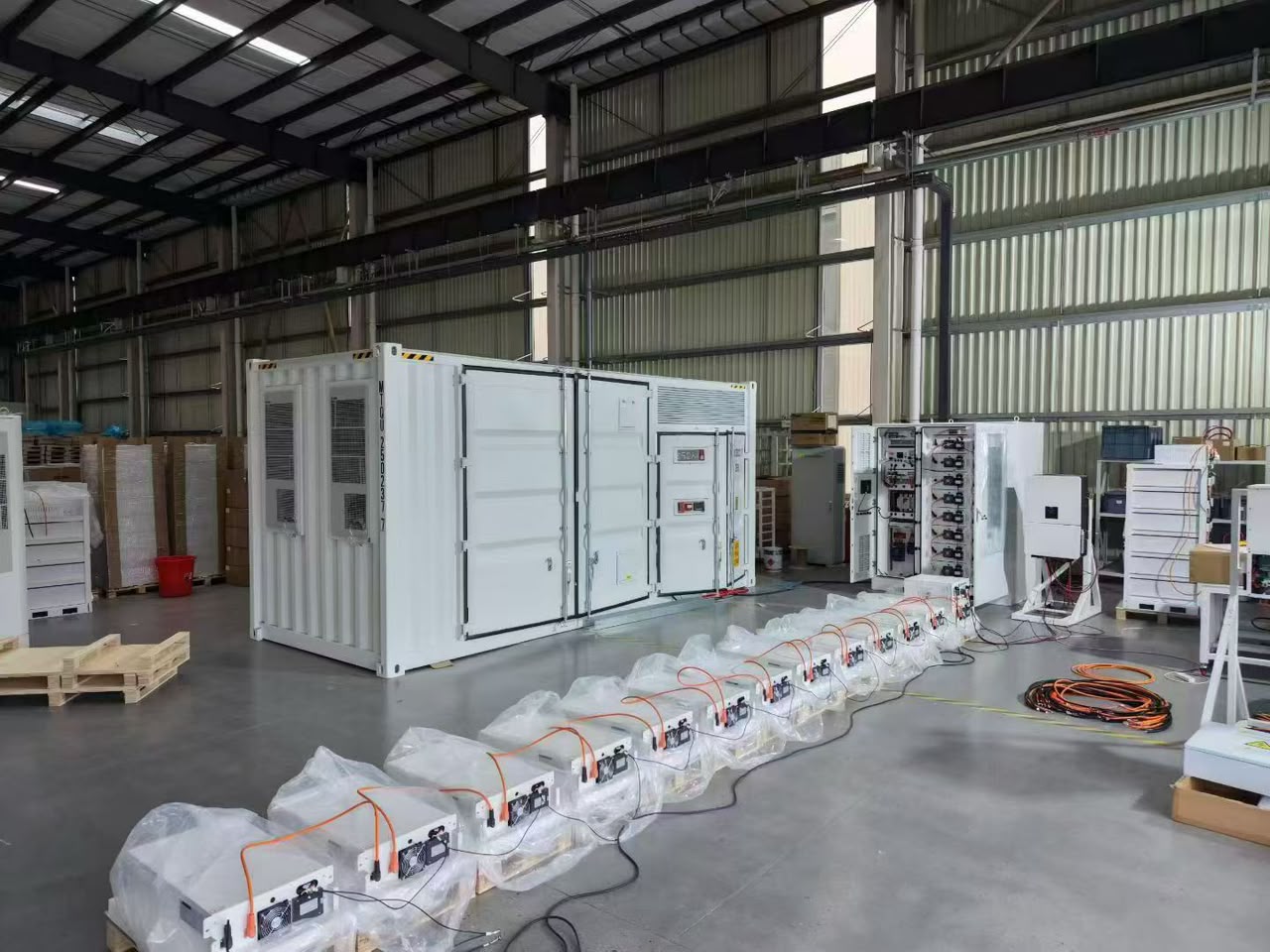 Energy storage container and battery modules arranged in a workshop